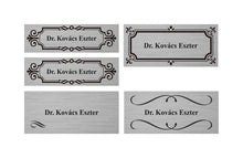 Kép betöltése a galériamegjelenítőbe: Névtábla keretdekorral (fémhatású ezüst, gravírozott)